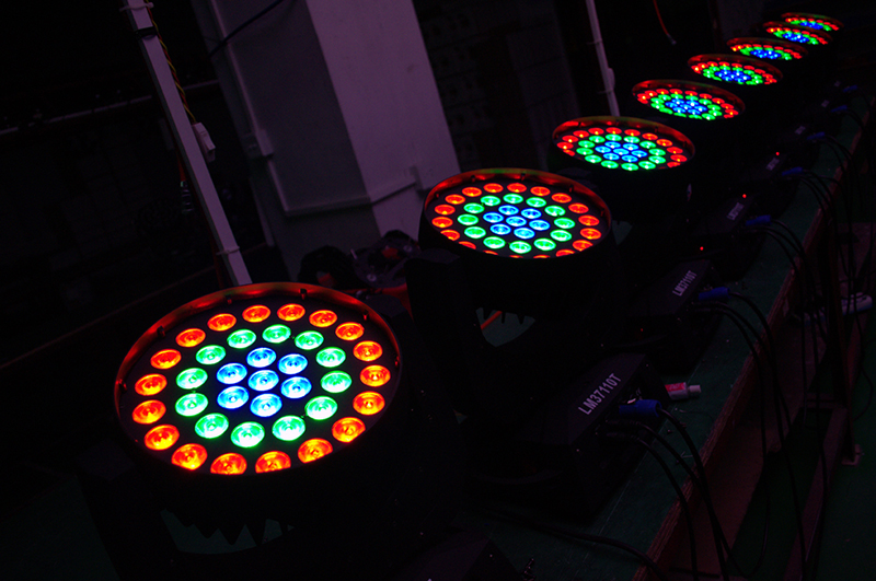 LED37颗全彩摇头灯